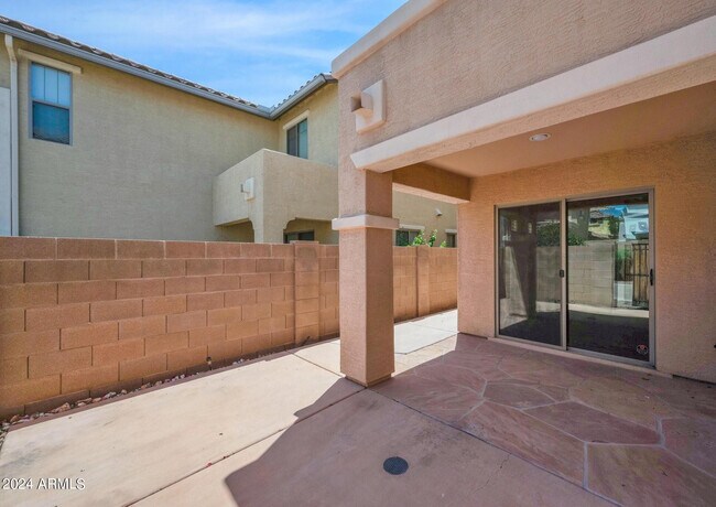 Building Photo - 2532 E Vermont Dr