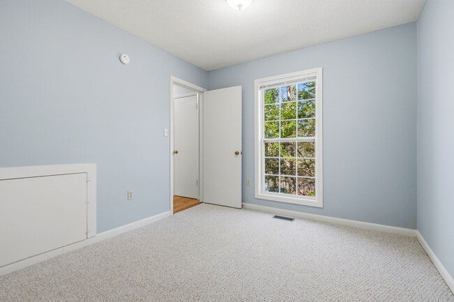 Building Photo - Peaceful on Poplar