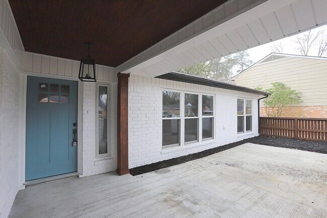Building Photo - 511 Rosewood Dr