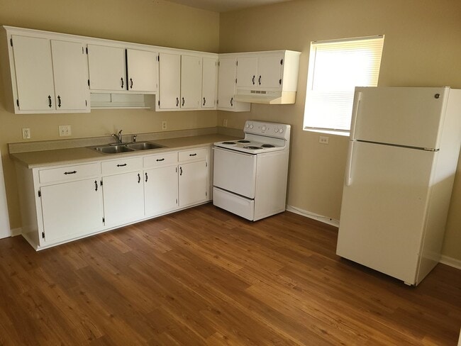 Building Photo - Burlington 4 Bed, 1 Bath - Nice Neighborhood