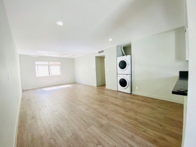 Building Photo - 1535 N Kenmore Ave