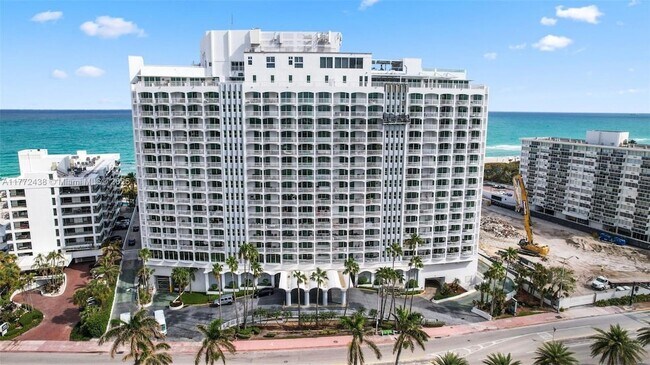 Primary Photo - 5401 Collins Ave