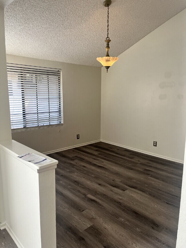 Building Photo - 480 Las Palomas Dr
