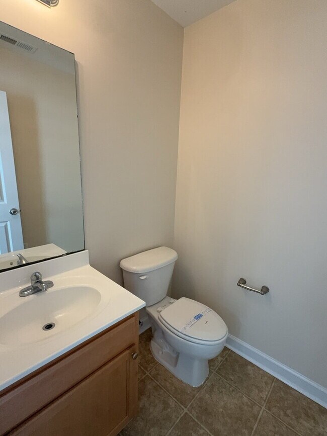 Building Photo - Adorable 2 Bedroom, 2 Bath Townhome-643 Fo...