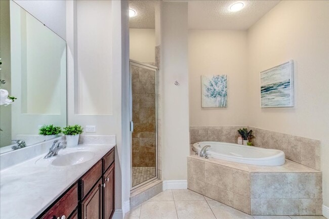 Building Photo - Prime Downtown Baldwin Park 3 BR Townhome for Rent – Unbeatable Location!