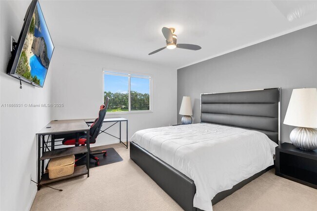 Building Photo - 420 Montclaire Dr