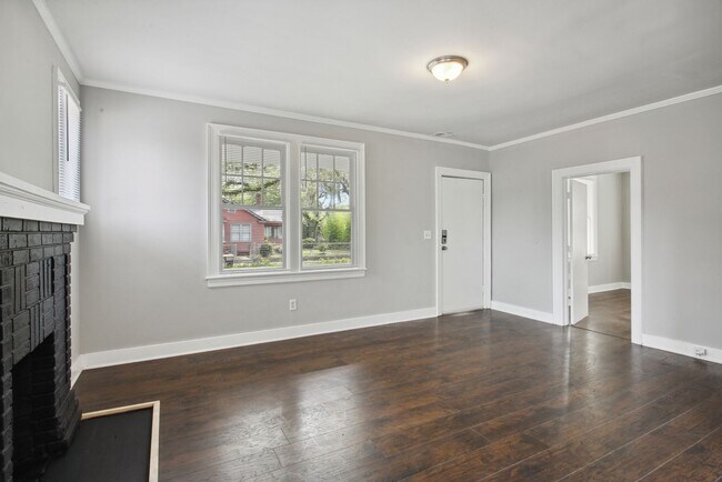 Building Photo - Large 2BR/1BA Downtown Home Walking Distance to Forsyth Park and Daffin Park