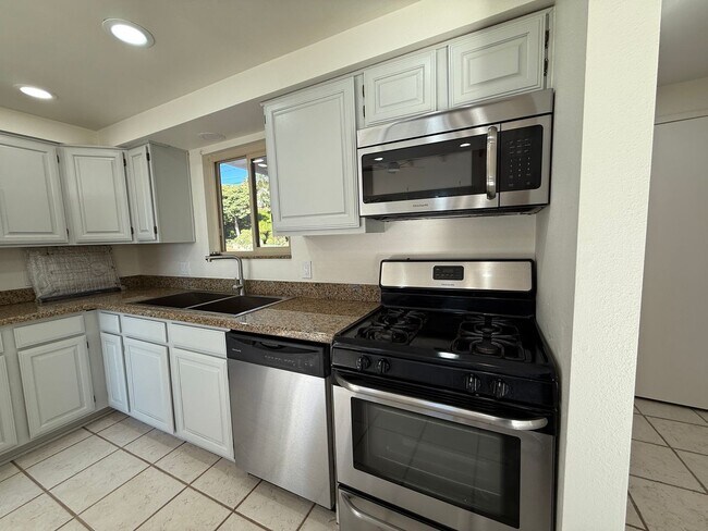 Building Photo - Ventura Hillside Beauty with 3 bedrooms, a...