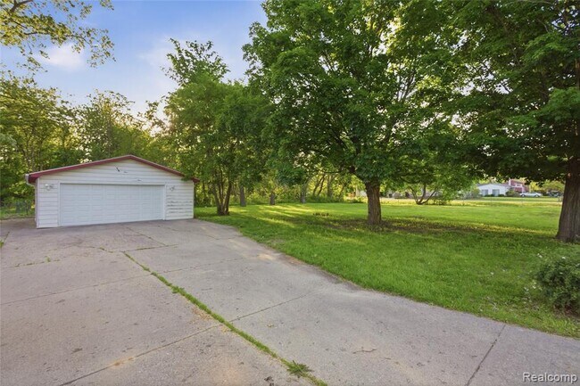 Building Photo - 2124 Bernice Ave