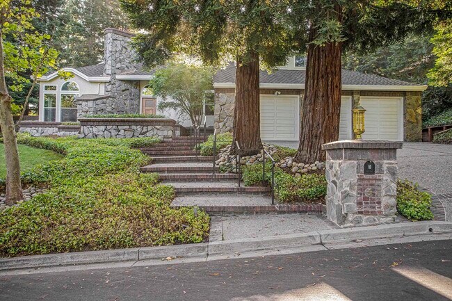 Building Photo - 3 Blackhawk Club Ct