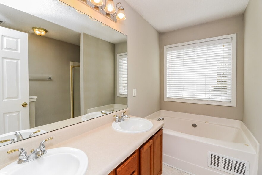 Building Photo - 7254 Brittany Way