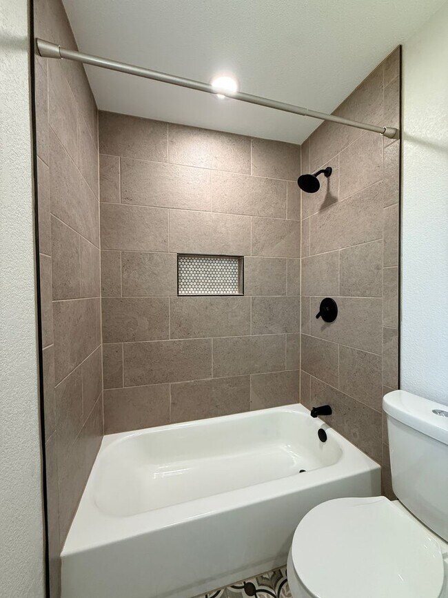 Building Photo - Bright & Clean 3 Bedroom 2 Bath