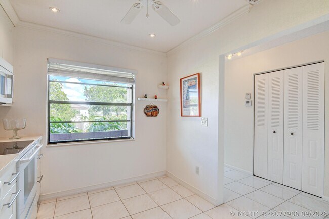 Building Photo - 7911 Eastlake Dr