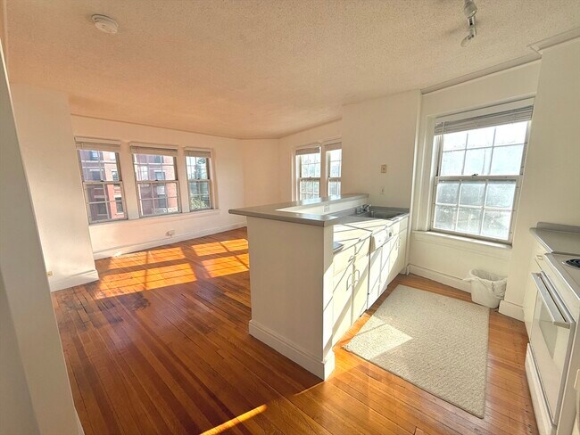 Building Photo - 534 Beacon St