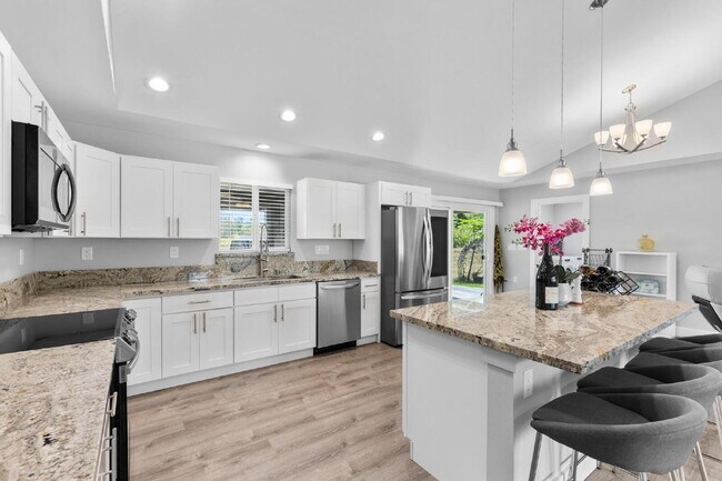 Building Photo - Move-In Ready, 3-Bedroom Fully Furnished Retreat with 3 Bathroom in Keaau Paradise!"