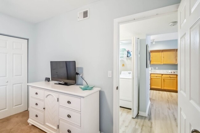 Building Photo - Beautiful furnished & turnkey ready 2/2 unit becoming available starting April 1st, 2026