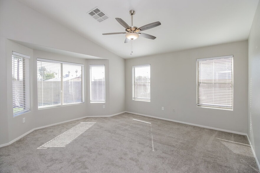 Building Photo - 5605 S 11th Pl