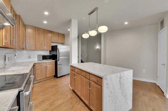 Building Photo - $3,100 - 2 Bed, 2 Bath Lofted Condo in Den...