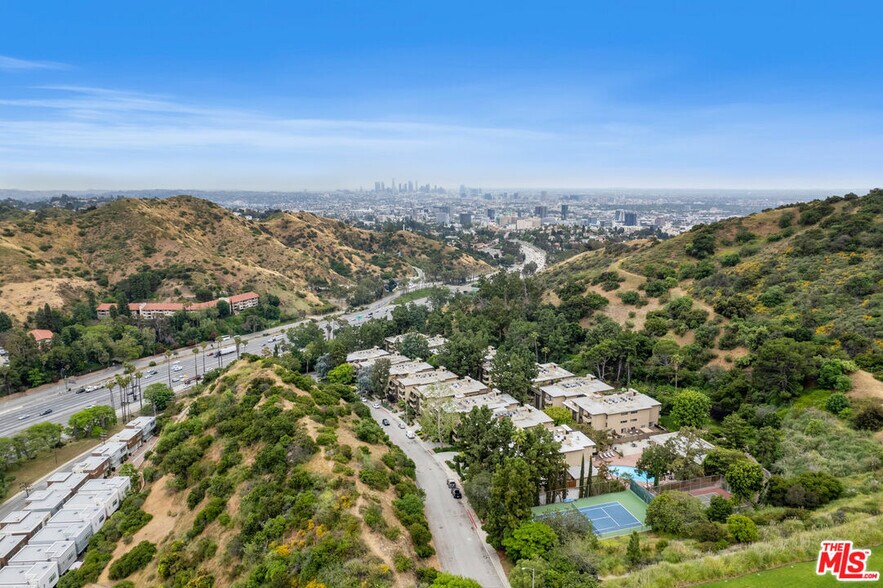 Building Photo - 6752 Hillpark Dr