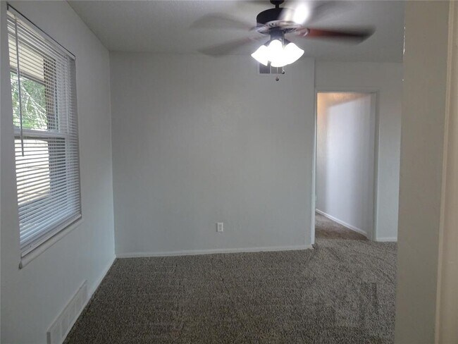 Building Photo - 2305 Maple Dr