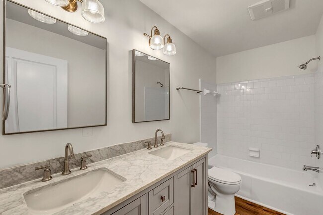 Building Photo - Beautifully Renovated 3 bed/2.5 bath in Ri...