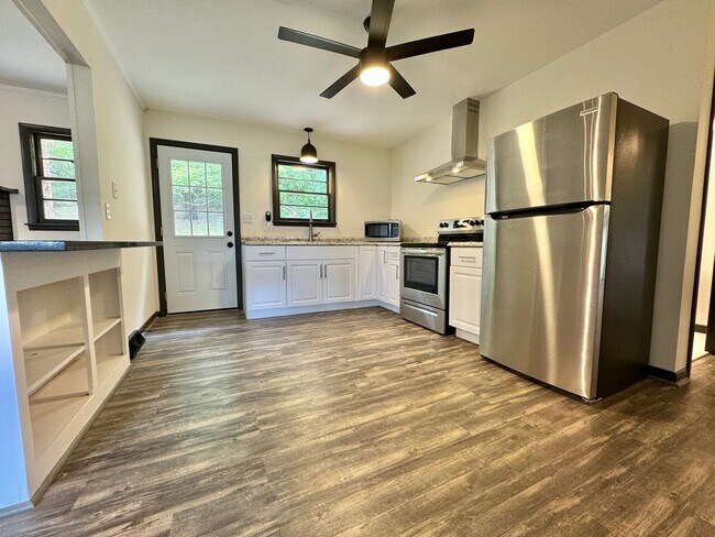 Building Photo - Peaceful Country Living on 1+ Acres Just Minutes from Downtown Franklin