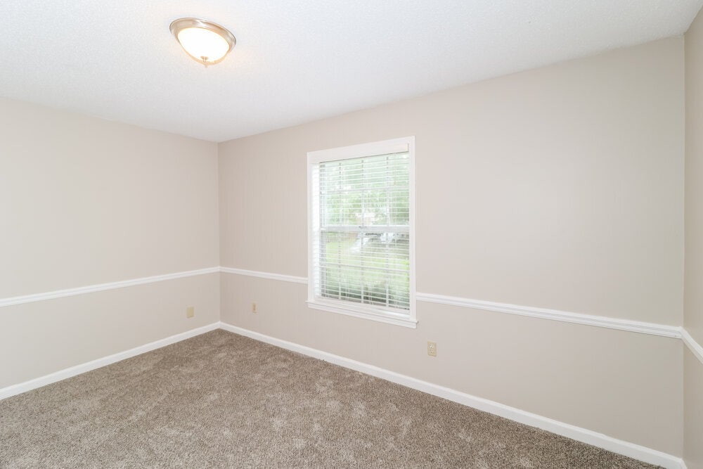 Building Photo - 6049 Lawnhill Dr