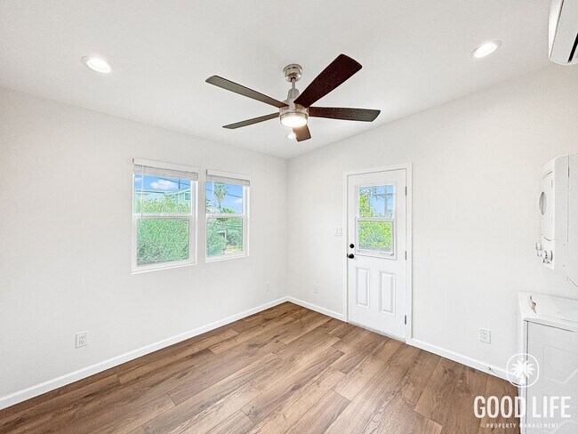 Building Photo - Charming 2BD/1BA South Park Unit with New Turf Yard & In unit laundry