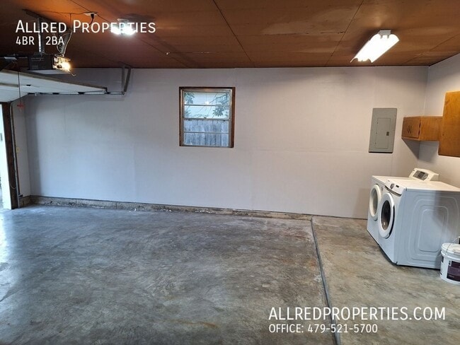 Building Photo - ? Spacious 4-Bedroom Near U of A + I-49 — Limited-Time Rent Special!?