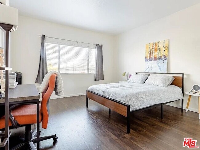 Building Photo - 14245 Dickens St