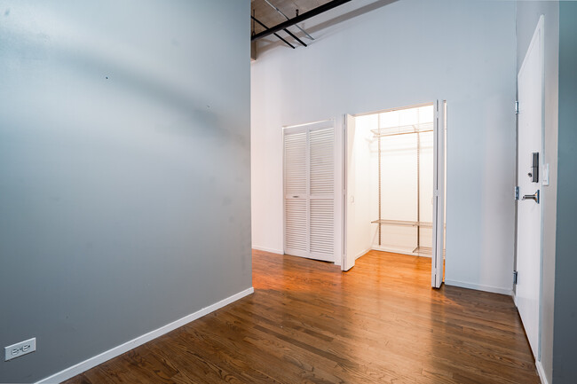 Building Photo - 843 W Adams St