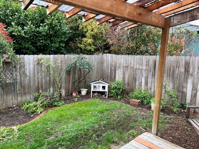 Building Photo - SINGLE FAMILY HOME W/ FENCED YARD/ DOUBLE ...