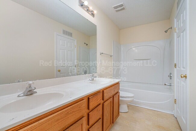 Building Photo - 16849 Greenlawn Hills Ct