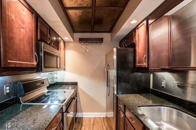 Building Photo - Adorable condo, waterfront view