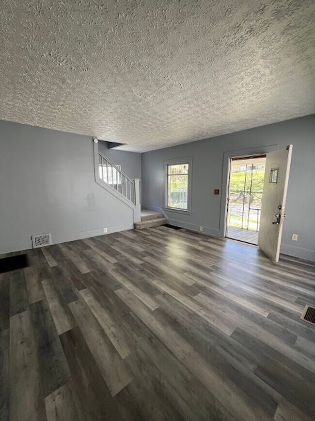 Building Photo - 3 Bedroom 1 Bathroom Home Rent Ready