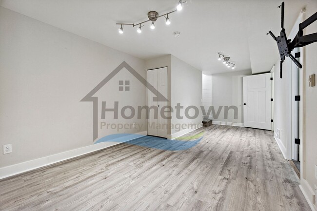 Building Photo - 4 Bedroom 4 Bathroom Home with Attached 2-...