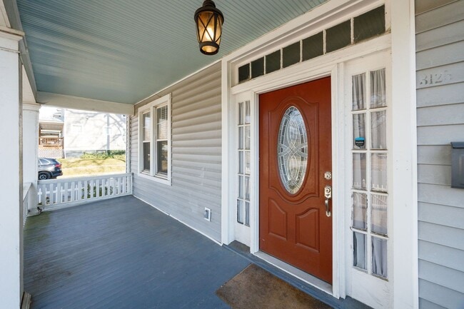 Building Photo - Spacious Corner-Lot Home on Carolina Ave