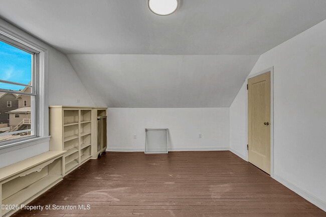 Building Photo - 208 E Warren St