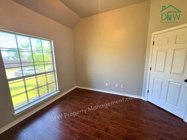 Building Photo - Spacious DeSoto 4-Bed - Fenced Yard, Fireplace, 2-Car Garage