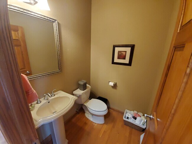 Building Photo - Menomonee Falls 4 bedroom