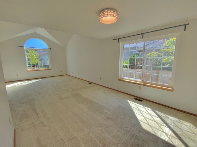Building Photo - Stunning 4 Bedroom/2.5 bath- Move-In Ready Home with Private Backyard