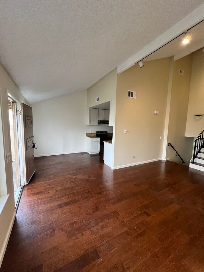 Building Photo - Newbury Park - Two bedroom, one bathroom c...