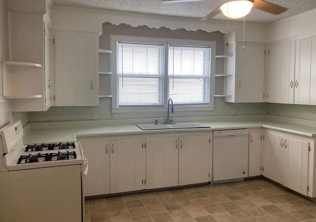 Building Photo - PRE-LEASING for 2025! 3 Bedroom, 1.5 Bath -