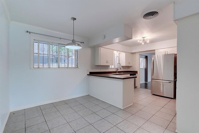 Building Photo - 1304 Loma Dr