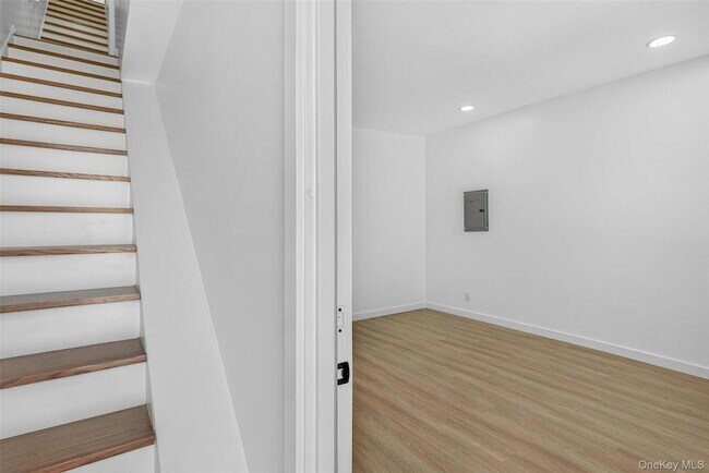 Building Photo - 165 W Main St