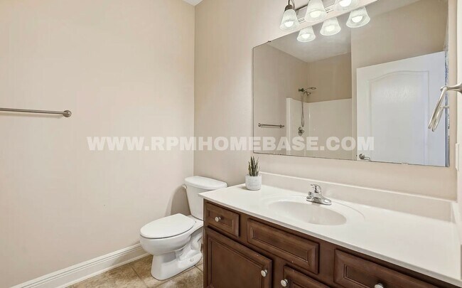 Building Photo - Contemporary 3 Bed 3 Bath Townhome Just 4 Miles from Navarre Beach