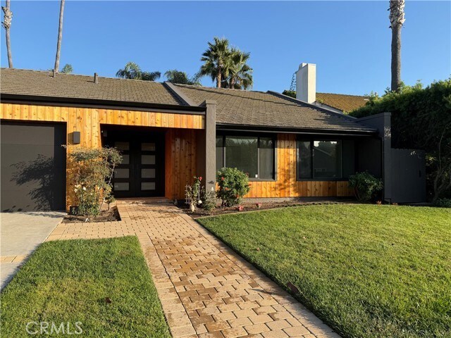 Building Photo - 15999 Via De Las Palmas