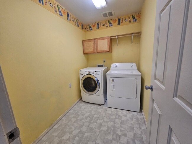 Building Photo - 3 Bedroom Home with Outdoor Space