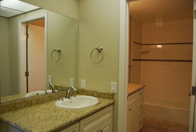 Building Photo - 4 Bedroom Home in Southwest Reno!