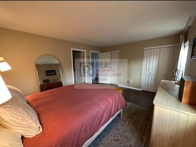 Building Photo - Check out this adorable 3 bedroom, 2.5 bath home!